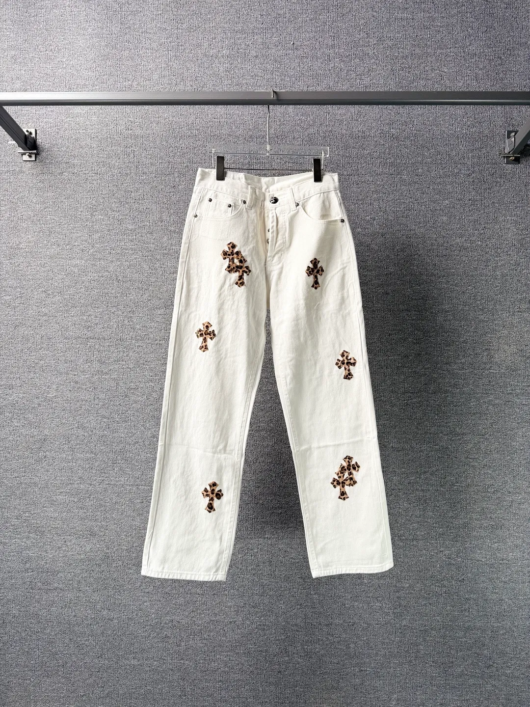 P230 💰 (Top version) Chrome Hearts/Chrome Hearts Classic white leopard print series colored leather cross washed color fabric unisex denim trousers Vibe style straight stacked god-level version Carbon fine bias denim color fabric Old vintage full set of hardware - Chrome Hearts white cow series The high version uses high-ounce custom fabrics, fermentation washing and soft color fixation, soft and thick to wear. The details are all made by hand-polished craftsmanship. Full-print jacquard fabric Unique design style. Through multiple processes to create a full retro feel. Unique niche non-contrast shirt. Customized distressed spray-painted buttons. Craftsmanship in every detail. Color: white leopard print. Size: 28-30-32-34 (corresponding to S-M-L-XL).